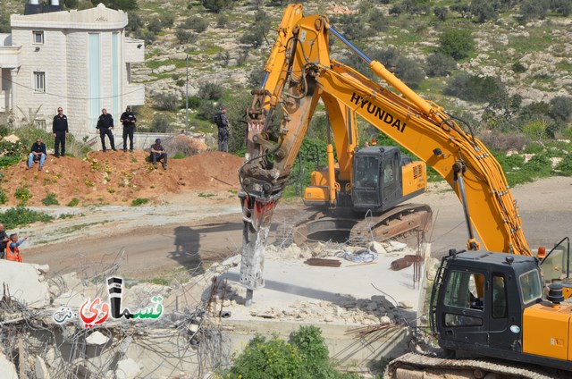 فيديو: قوات كبيرة ومُدججة بالدبابات والصواريخ تهدم اساسات بيت الشيخ غازي عيسى بحجة البناء في ارض المنهال ...